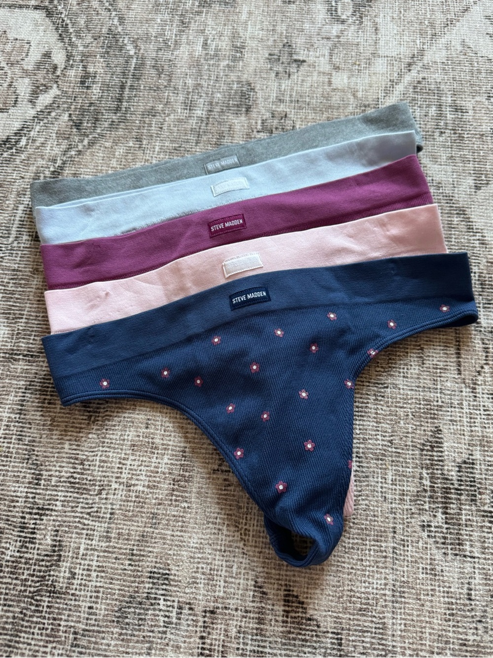 Steve Madden thongs NWOT